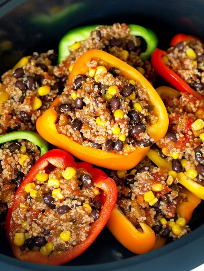 schnelle vegetarische gerichte, paprikas mit füllung aus quinoas, mais und schwarzen bohnen