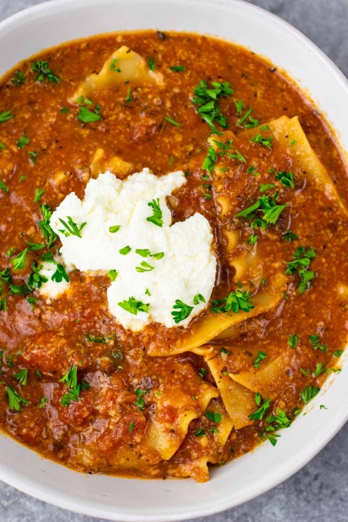 schnelle vegegetarische rezepte für jeden tag, lasagne suppe mit tomatnesoße und basillikum
