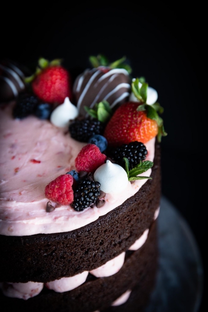 kuchen mit schokolade, sahne mit erdbeeren und brombeeren, schoko beeren torte, geburtstag