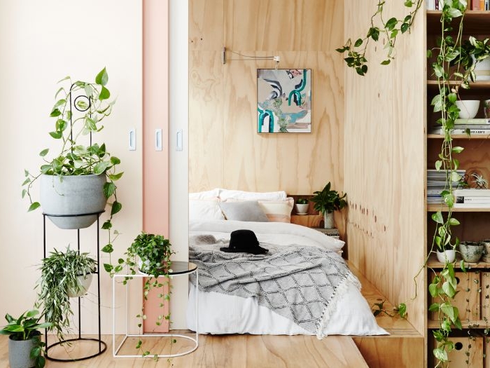 schlafzimmer design, eine idee mit naturnaher athmosphäre, viele zimmerpflanzen, großes bett