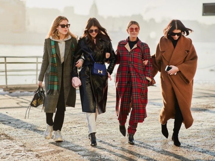 schwedischer onlineshop mode, freundinnen vier stilideen mantelmode, rote kariertes modell