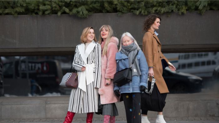 schwedischer onlineshop mode, vier freundinnen mit flauschigen mänteln, rosa blau, beige, schwarz weiß