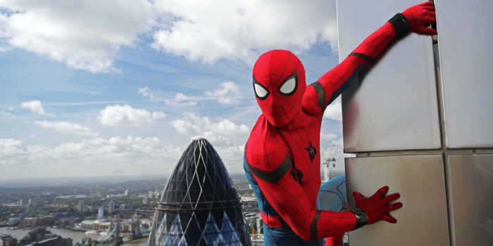 Spidermen hält sich zu einer Wand und sieht in der Ferne, vielleicht neue Karriere ohne Marvel