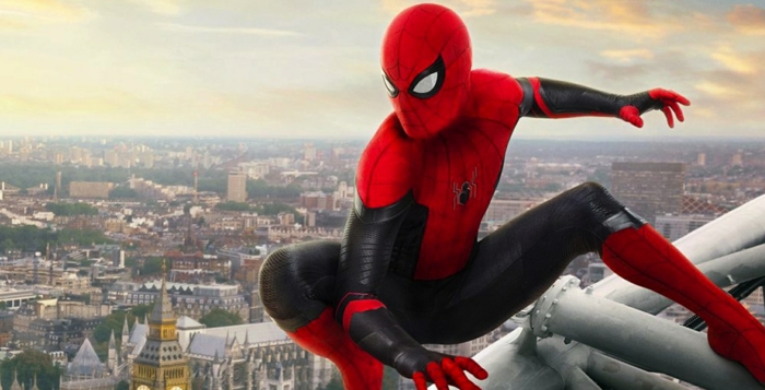 Spiderman, auf einem hohen Gebäude mit seinem Kostüm, das seine Identität versteckt