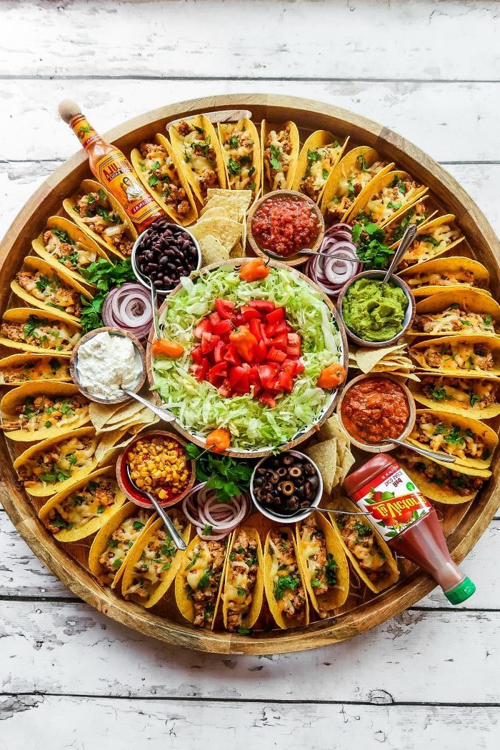 Mini Tacos mit Salat und verschiedenen Soßen, leckeres Fingerfood für Party zum Vorbereiten 