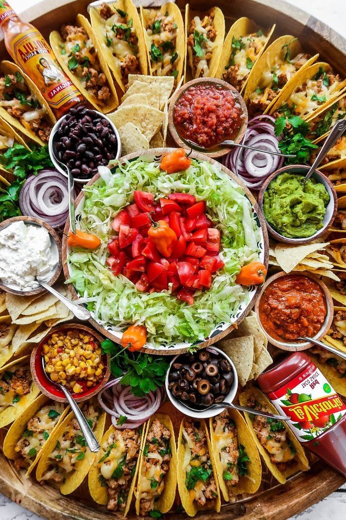 Tacos mit Salat und Soßen, leckeres Partyfood für Party, Party Essen selber machen 