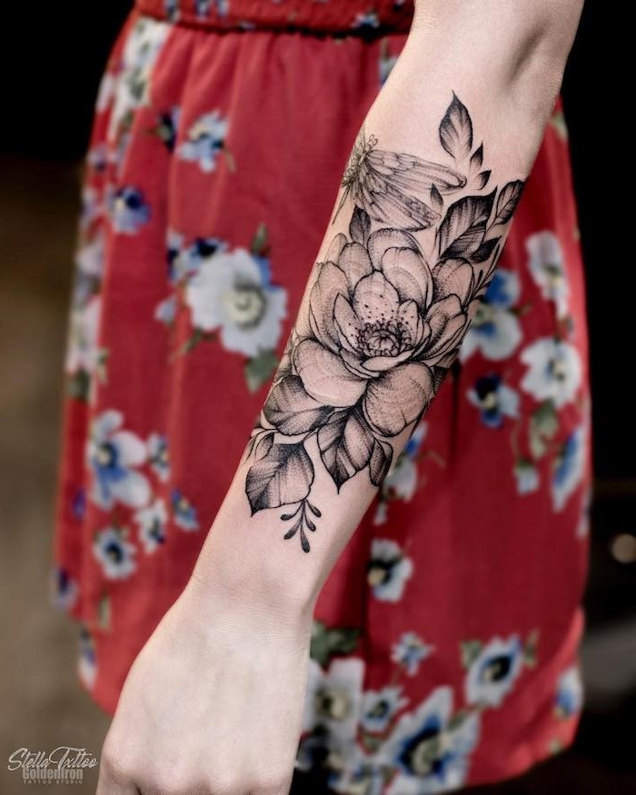 Blumen Tattoo am Unterarm, große Blume und Seepferdchen, rotes Kleid mit Blumenmuster 