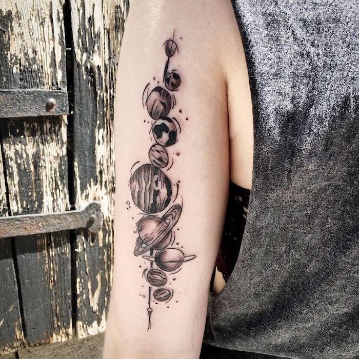 Sonnensystem Tattoo am Oberarm, großes Tattoo, alle neun Planeten sich tätowieren lassen 