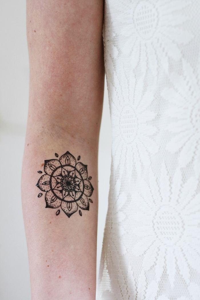 Schöne Tattoos für Frauen, Mandala Blume Tätowierung am Unterarm, Mandala Tattoos Ideen 