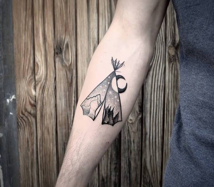 Zelt Tattoo am Unterarm, Berg und Bäume, Halbmond und Sterne, cooles Tattoo für Abenteurer 