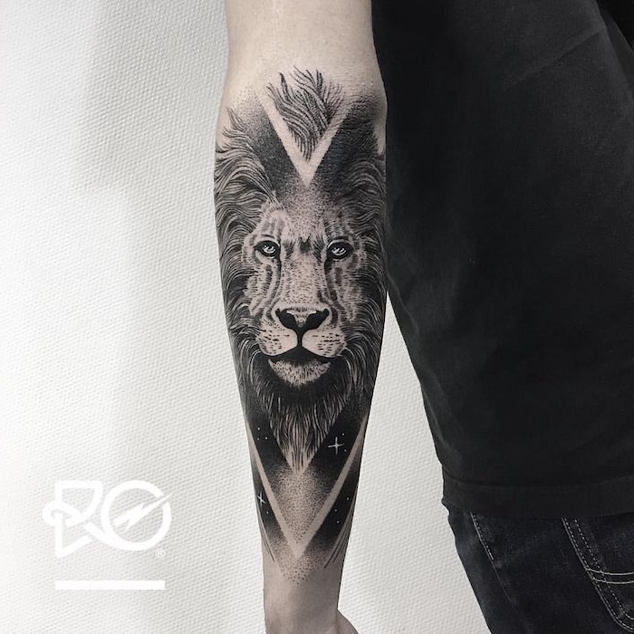 Löwen Tattoo am Unterarm, große Tätowierung am ganzen Unterarm, Ideen für Männer Tattoos 