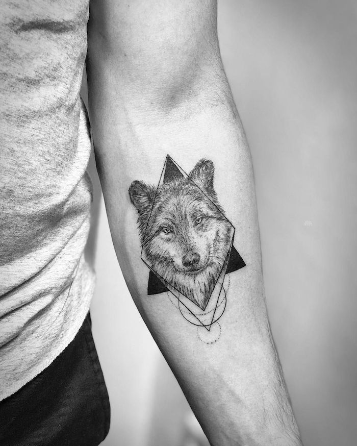 Geometrisches Wolf Tattoo, Wolf Kopf in Viereck, Unterarm Tattoos für Männer 