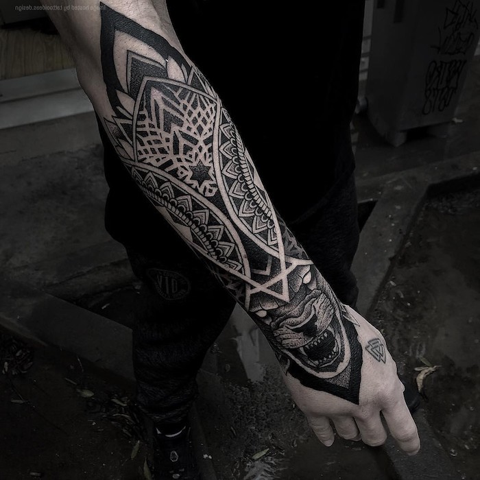 Tiger Tattoo am ganzen Unterarm, mit Mandala Motiven, Tattoos für Männer 