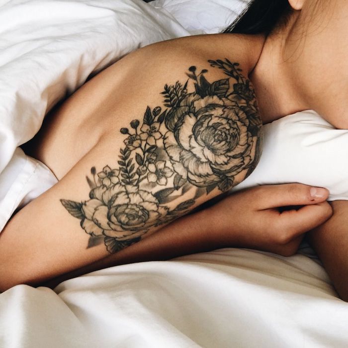 Großes Blumen Tattoo am Schulter, zwei riesige Rosen und andere kleine Blumen, Arm Tattoos mit Blumen