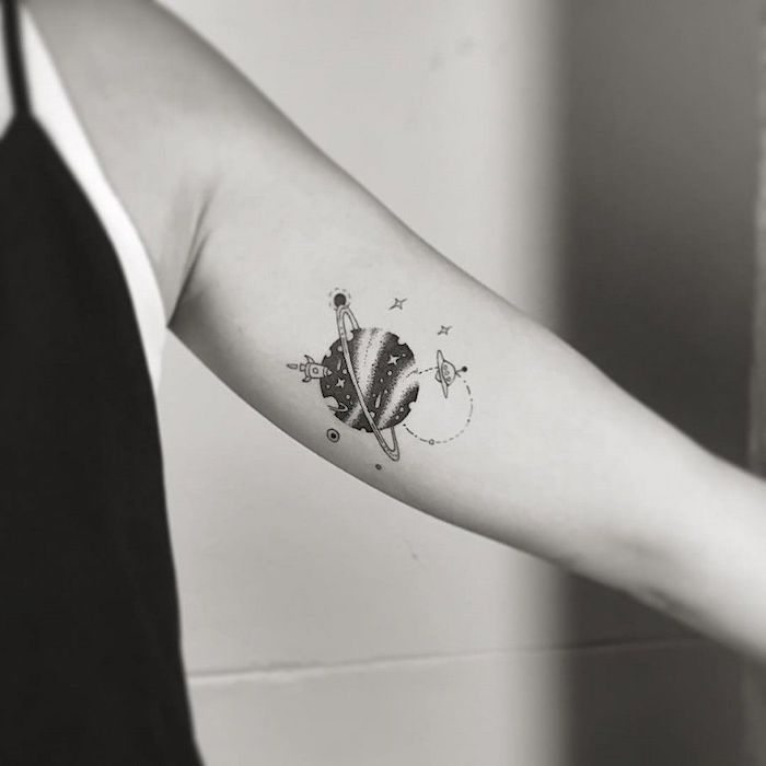 Saturn Tattoo am Oberarm, Kometen und Sterne, kosmische Tattoo Ideen zum Inspirieren 