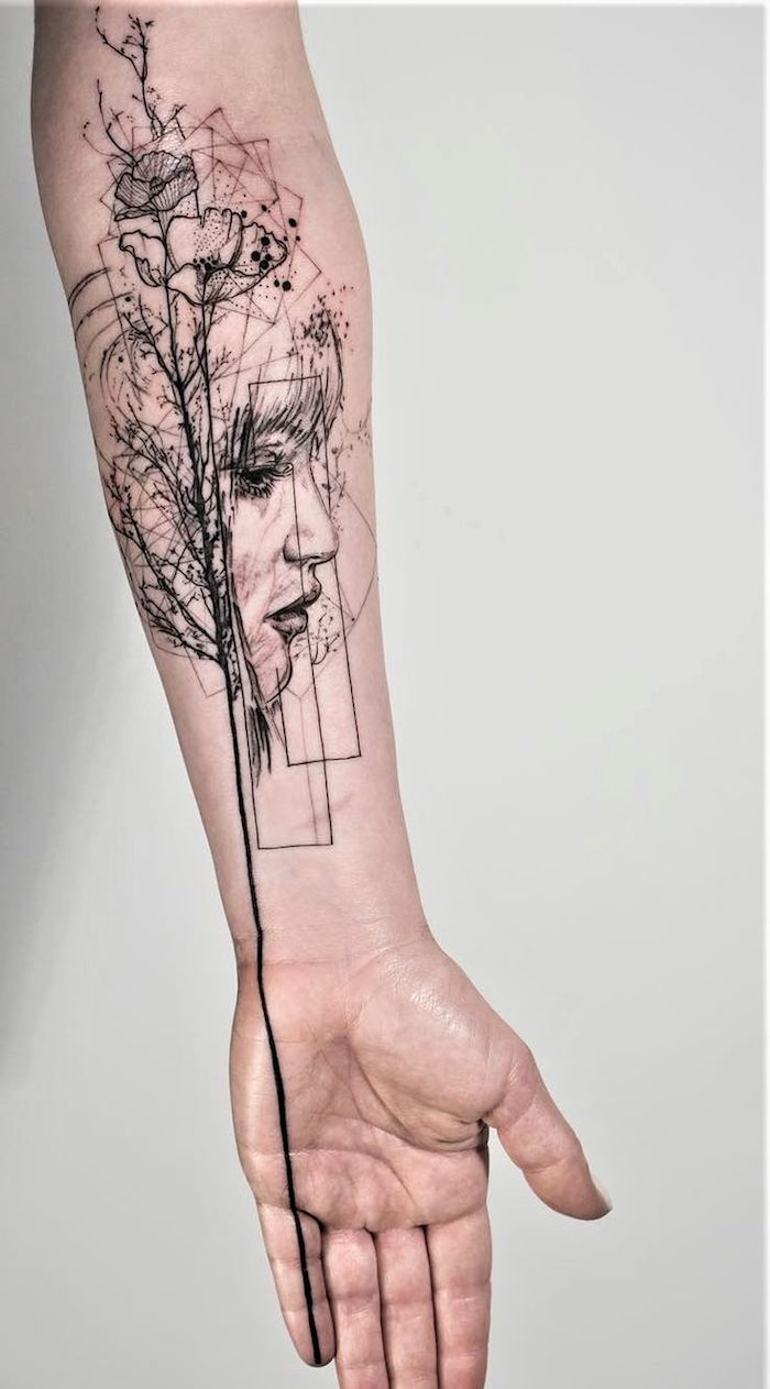 Großes Tattoo am Unterarm, Frauengesicht im Profil, zwei Mohne und Baum, lange Linie bis zum kleinen Finger