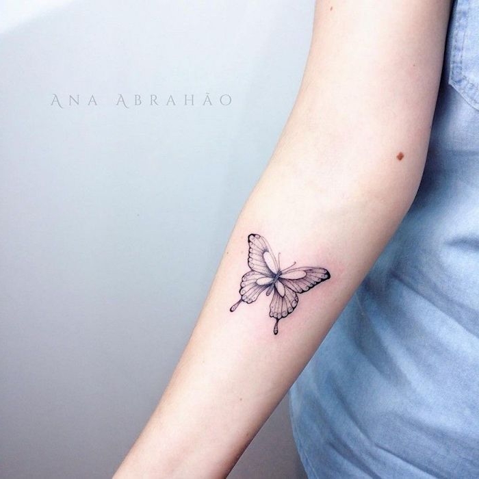 Kleines Schmetterling Tattoo am Unterarm, weibliche zarte Tattoo Motive, Arm Tattoos 