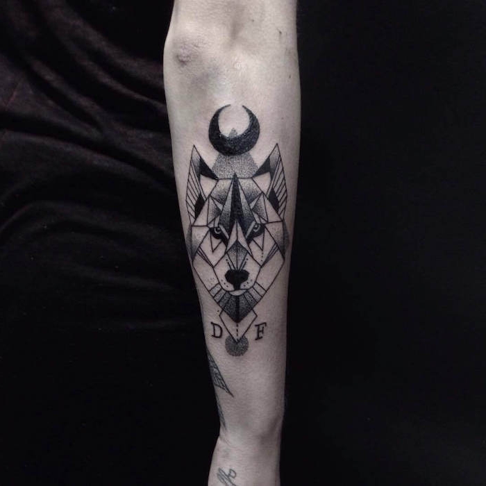 Cooles Wolf Tattoo mit Halbmond am Unterarm, Tattoo Ideen zum Inspirieren und Entlehnen 
