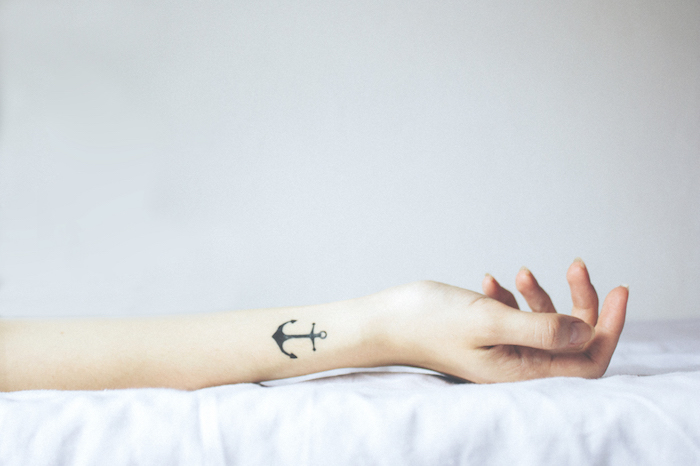 Anker Tattoo am Unterarm, eines des populärsten Tattoo Motive, Mini Tattoo mit Bedeutung 