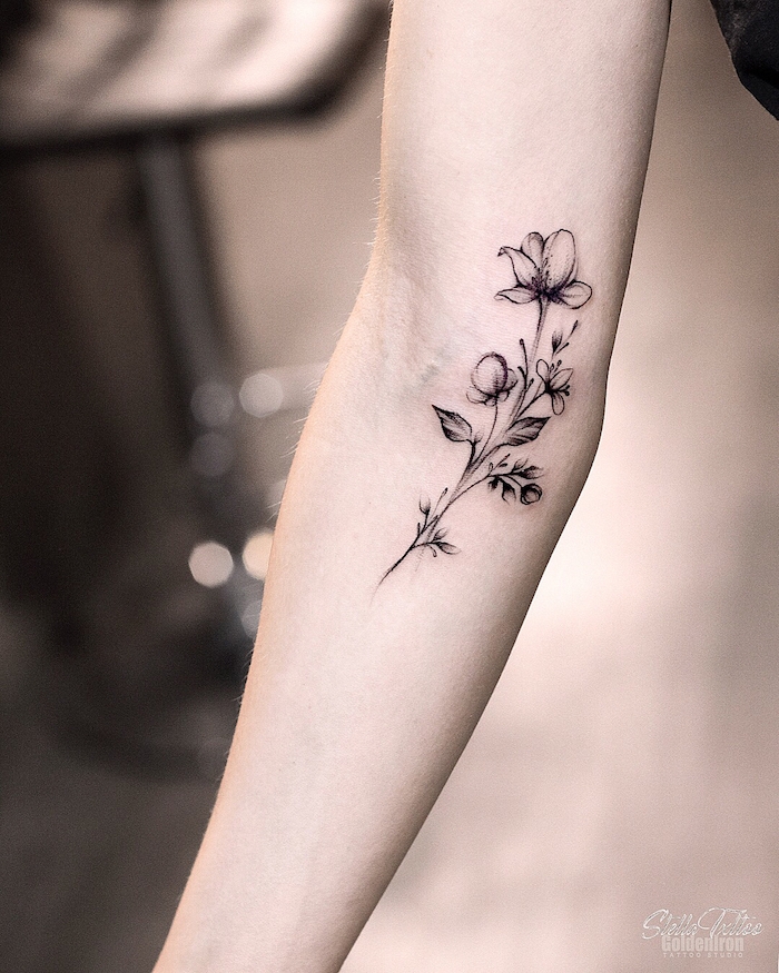 Zartes feminines Blumen Tattoo am Arm, Blumen Motive zum Entlehnen, weibliche Tattoos 