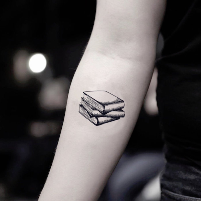 Kleines Tattoo am Unterarm, drei Bücher aufeinander, Ideen für Mini Arm Tattoos 
