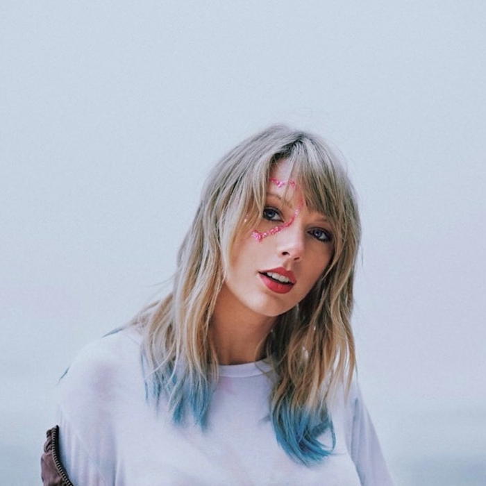 das Foto von Taylor Swift von dem Umschlag von ihrem Album Lover, blonde und blaue Haare