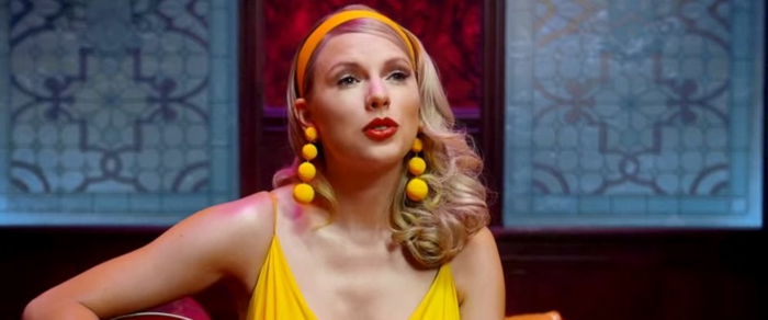 die blonde Sängerin spielt Gitarre in dem Musikvideo von der Single Lover