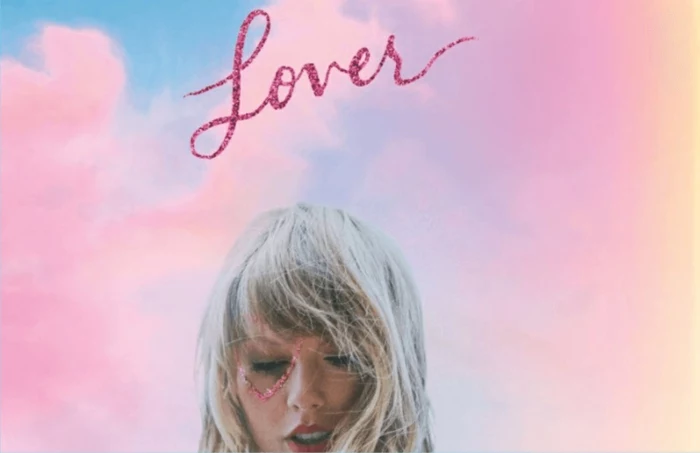 Taylor Swift hat ein neues Album Lover, das ist sein Umschlag mit Aufschrift und Foto von ihr