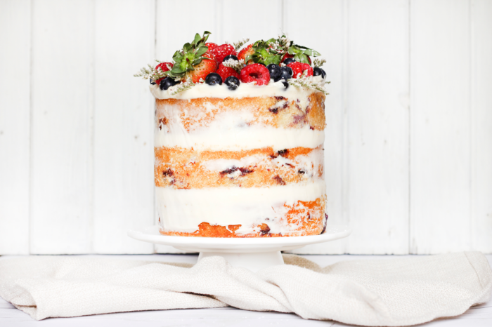 torte 20 cm, cake mit frücten, naked kuchen mit mascarpone, blaubeeren, himbeeren und erdbeeren