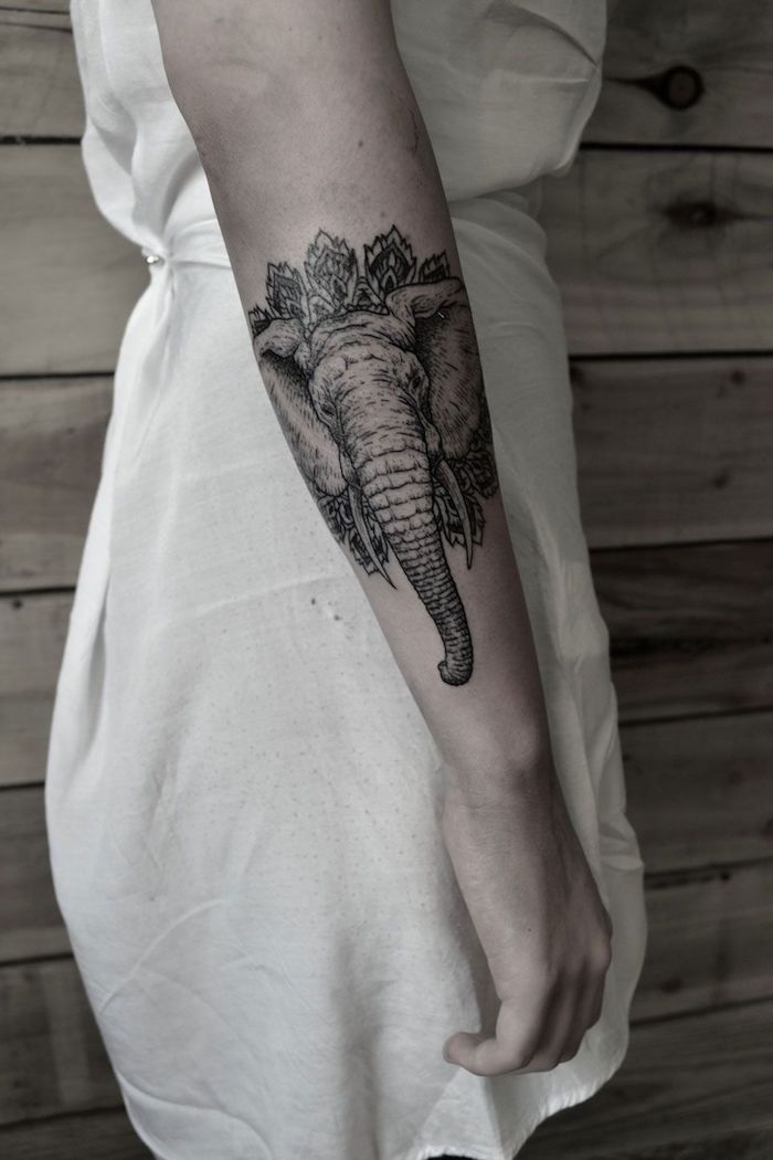 Elefant Tattoo am Unterarm, Frau in weißem Kleid, großes Tattoo mit Mandala Motiven 