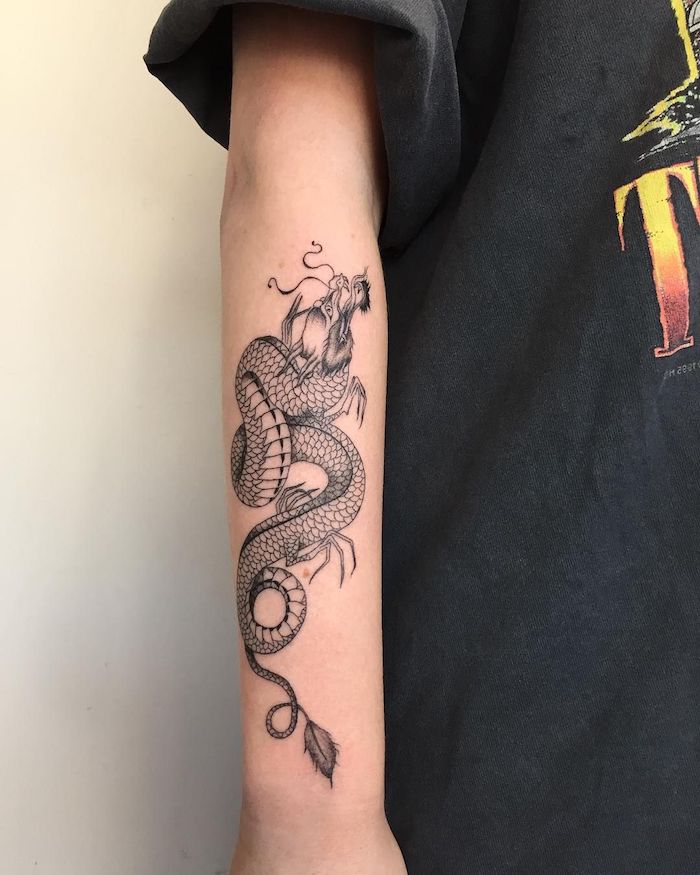 Drachen Tattoo am Unterarm, Ideen für Männer Tattoos, Tattoos mit mythologischen Wesen 