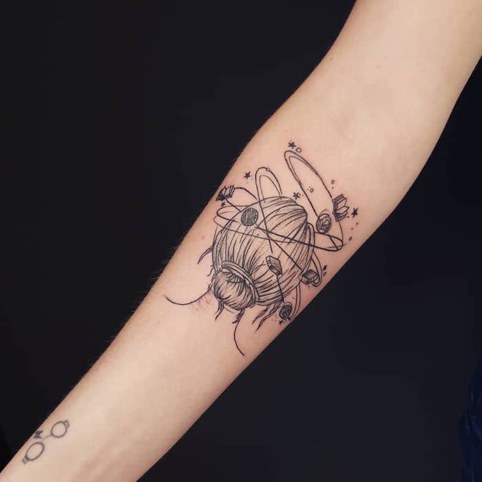 Cooles Tattoo am Unterarm, Frauenkopf mit Büchern und Planeten, Harry Potter Brille 
