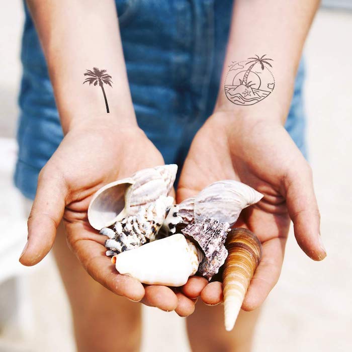 Sommerliche Tattoos an beiden Handgelenken, Palme und Sonnenaufgang am Meer, Trompetenmuscheln in Händen 