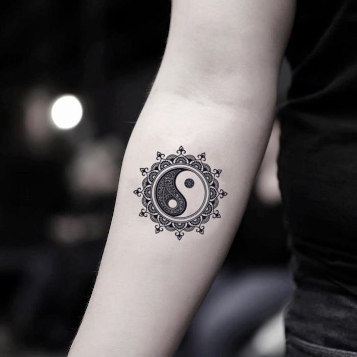 Yin und Yang Mandala Tattoo am Unterarm, schöne Tattoos für Frauen, Arm Tattoos 