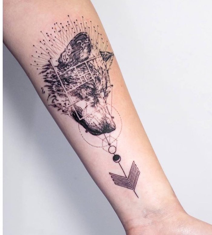 Geometrisches Wolf Tattoo am Unterarm, Ideen für Tattoos mit Bedeutung zum Entlehnen 