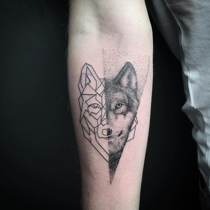 Cooles Wolf Tattoo am Unterarm in zwei unterschiedlichen Stilen, Arm Tattoo Ideen 
