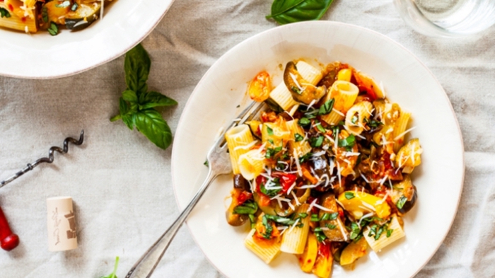 vegetarische gerichte für gäste, pasta mit tomaten, paprikas und käse, abendessen ohne fleisch