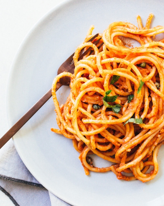 vegetarische gerichte für gäste, spagetti mit tomatensoße und basilikum, essen ohne fleisch