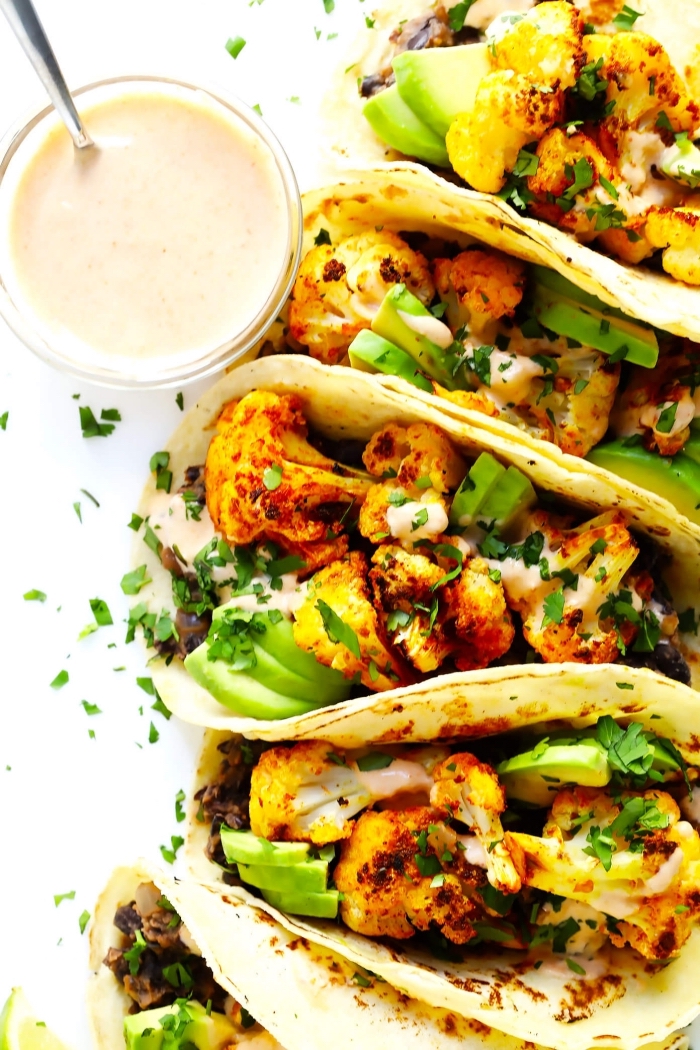vegetarische gerichte schnell und einfach, gesunde tacos mit blumenkohl und avocado