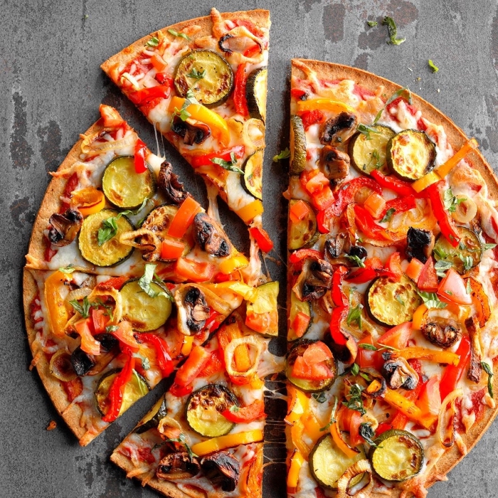 vegetarische gerichte schnell, pizza mit gemüse, gemüsepizza mit zucchini, paprikas, und pilzen