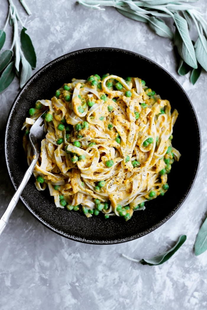 vegetarische gerichte schnell, pasta kochen, tagliatelle mit cremesoße und grünen bohnen