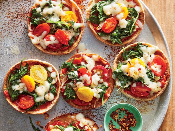 vegetarische rezepte schnell, mini pizzas mit cherry tomaten krüutern und käse, picknick essen