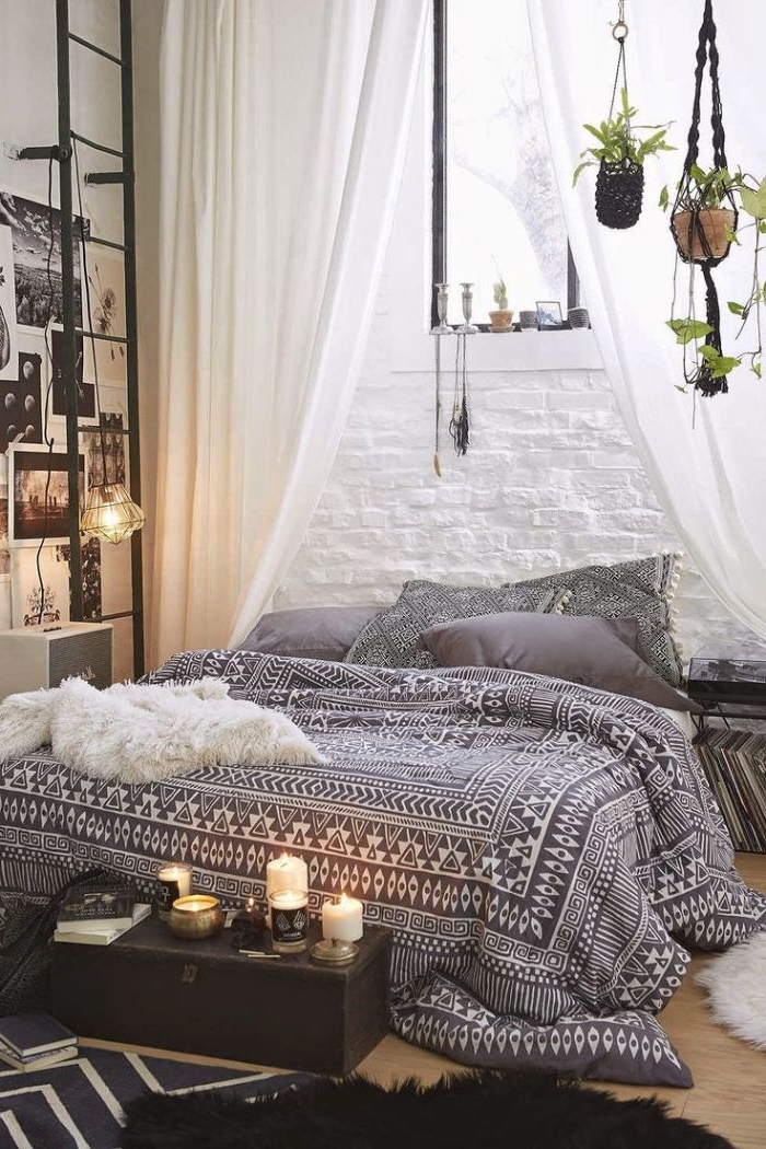 schlafzimmer design, ein orientalisches zimmerdesign, kerzen und makramee zimmerpflanzen