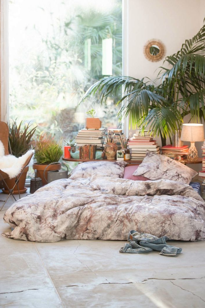 schlafzimmer design, zimmerpflanze palme, boho stil zimmer, bett direkt auf dem boden