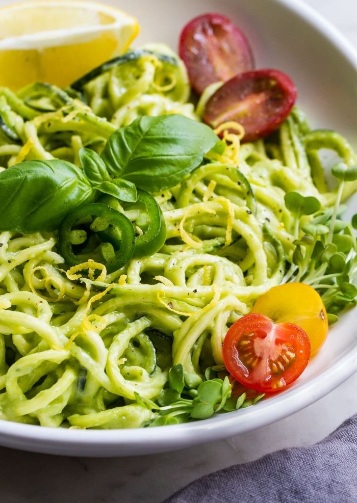 gesunde rezepte mittagessen, zucchini spaghetti und pasta selber machen, lecker, gesund, kalorienarm