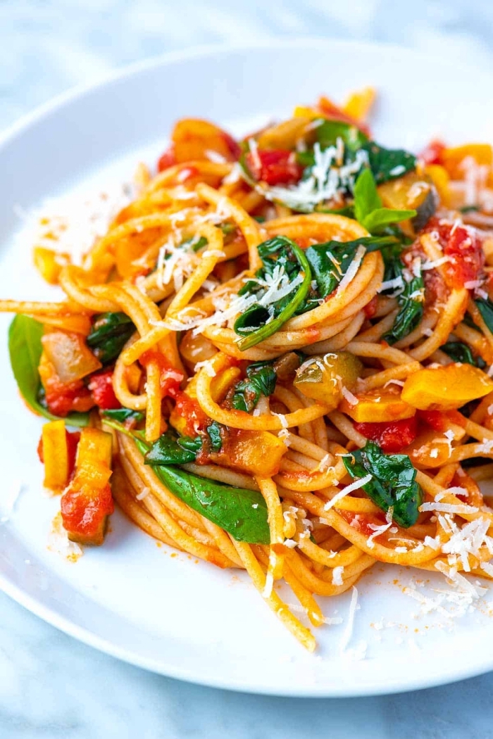 was koche ich heute vegetarisch, spagetti mit tomatensoße und frischem basilikum, parmesan