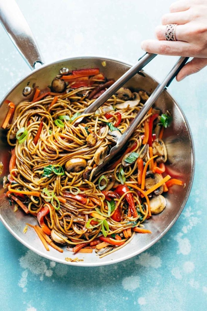 gesunde rezepte zum abnehmen, nudeln in einer wok pfanne kochen, pasta mit gemüse