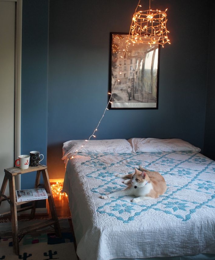 schlafzimmer ideen wandgestaltung, schöne lampendesign idee mit vielen kleinen lichtern, romantisch am abend, skandinavischer stil
