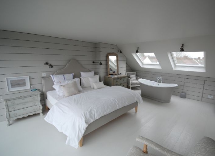 schlafzimmer grau, designidee mit badevanne im zimmer, weiß und hellgrau, zimmer mit dachschräge
