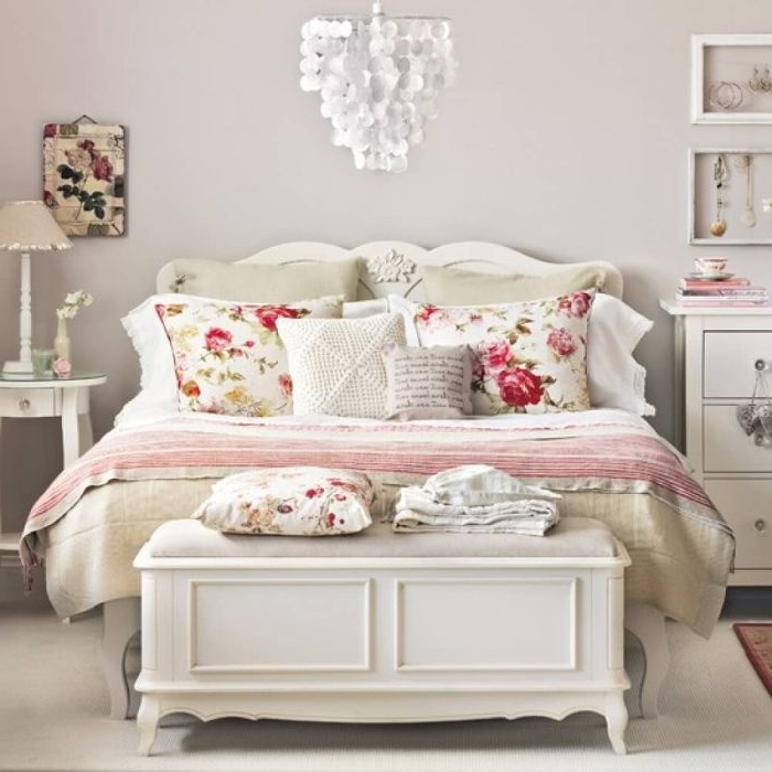 schlafzimmer grau, ein schönes shabby design, bettwäsche mit rosa und roten blüten, deko